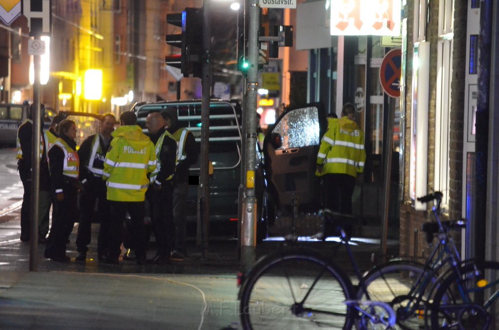 Einsatz BF Verdaechtiges Fahrzeug Koeln Suelz Zuelpischerstr Gustavstr P82.JPG - Miklos Laubert